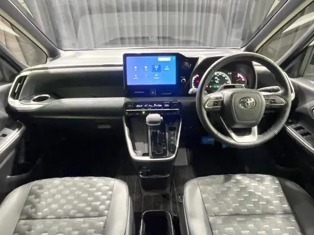 Toyota Voxy 2024 photo 2