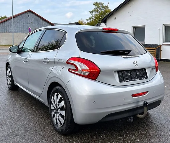 Peugeot 208 2015 photo 3