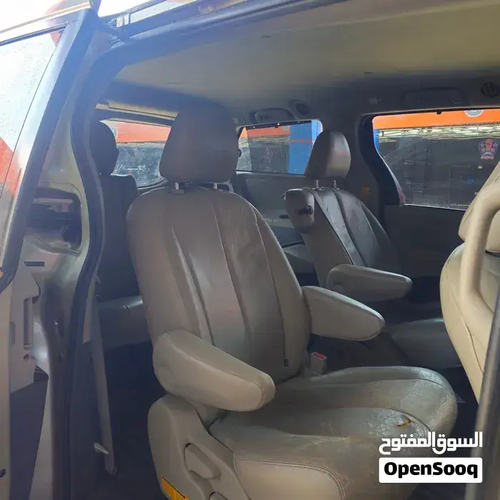 Toyota Sienna 2012 photo 3