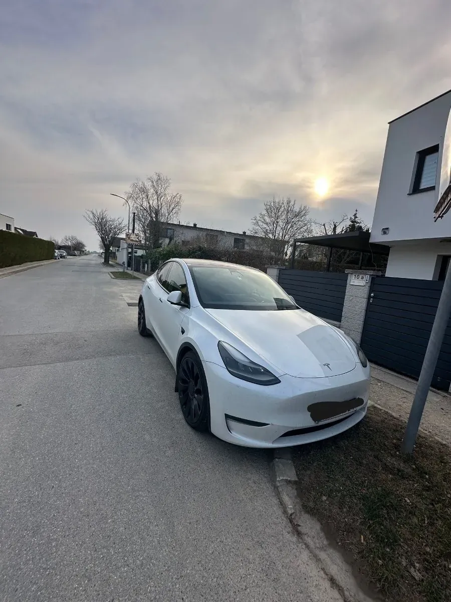 Tesla Model Y 2022 photo 2