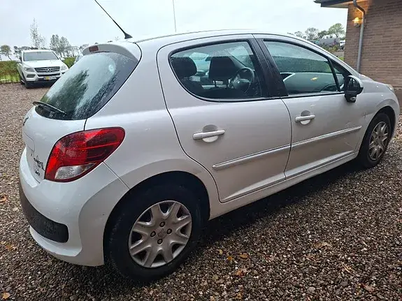 Peugeot 207 2012 photo 4