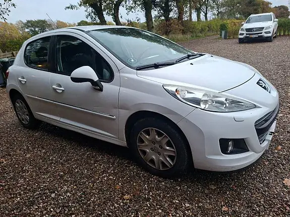 Peugeot 207 2012 photo 3