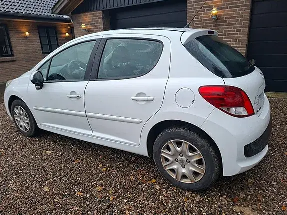Peugeot 207 2012 photo 2