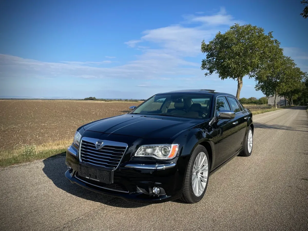 Lancia Thema 2011 photo 2