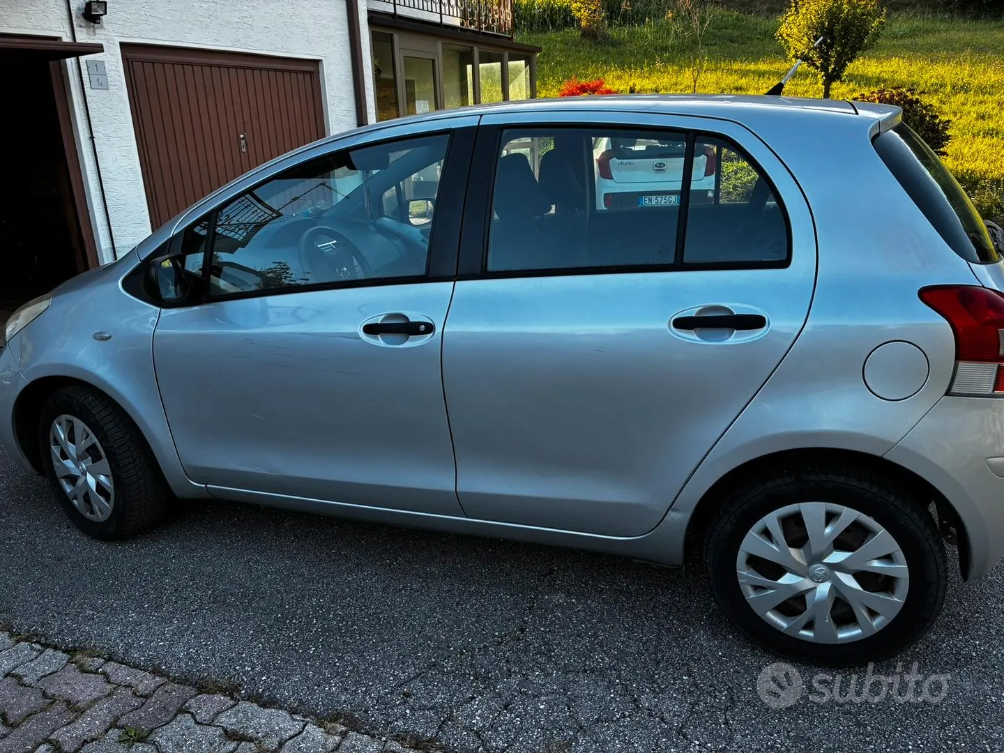 Toyota Yaris 2010 photo 2