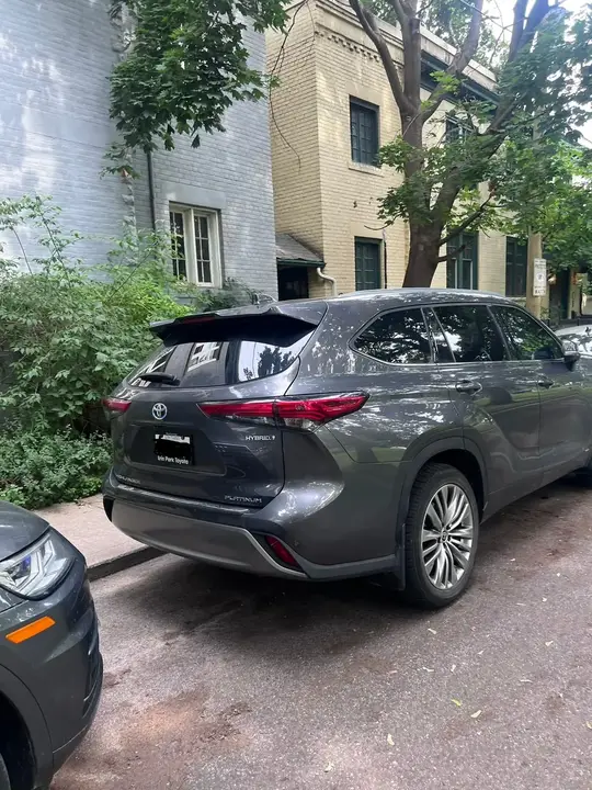 Toyota Highlander 2023 photo 2