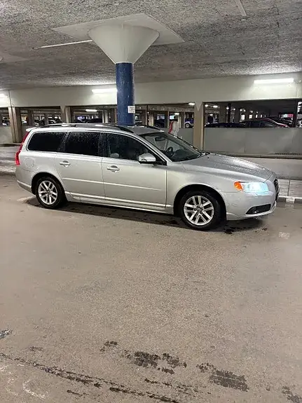Volvo V70 2010 photo 2