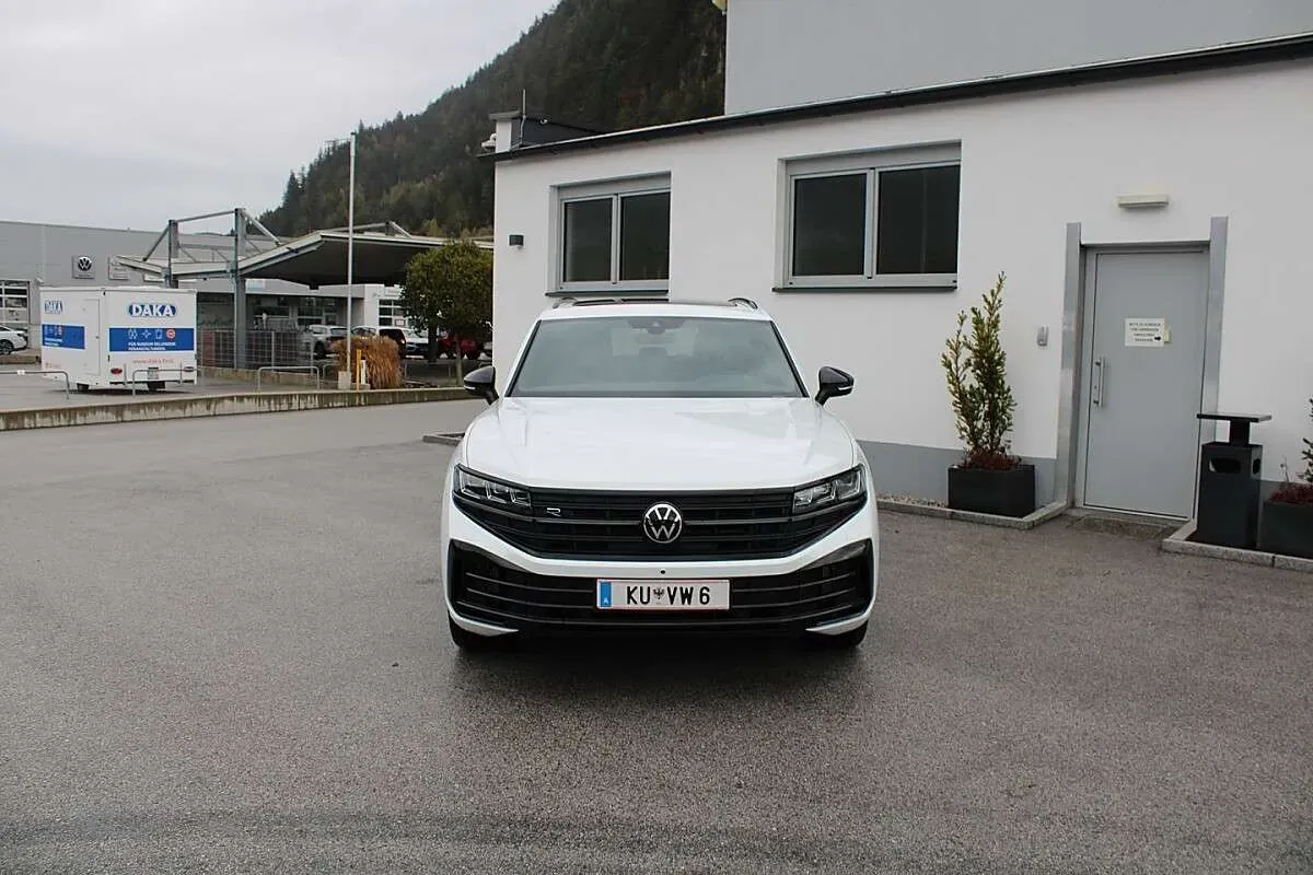 Volkswagen Touareg 2024 photo 2