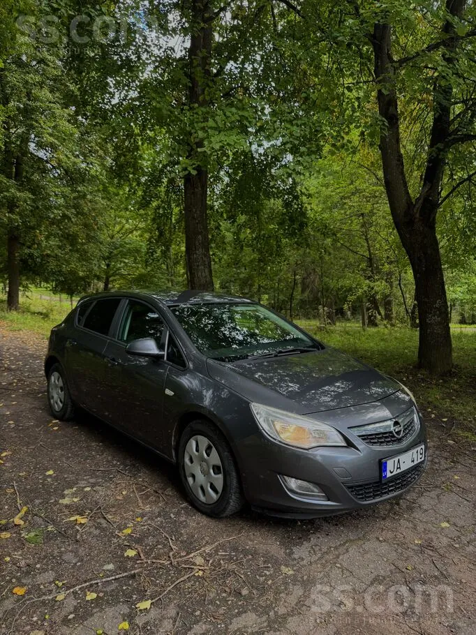 Opel Astra 2012 photo 2