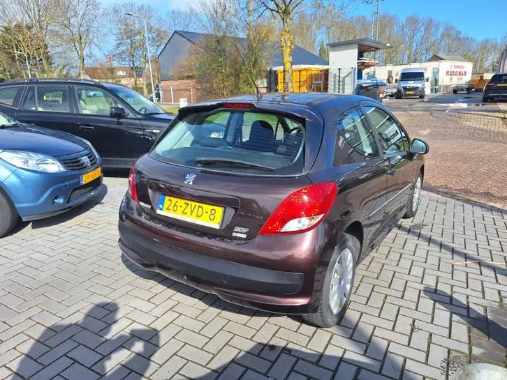 Peugeot 207 2011 photo 3