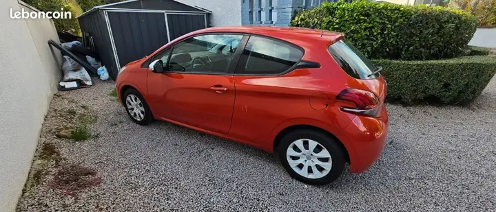 Peugeot 208 2015 photo 2