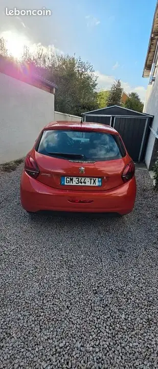 Peugeot 208 2015 photo 3