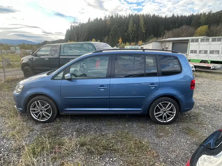 Volkswagen Touran 2011 photo 2