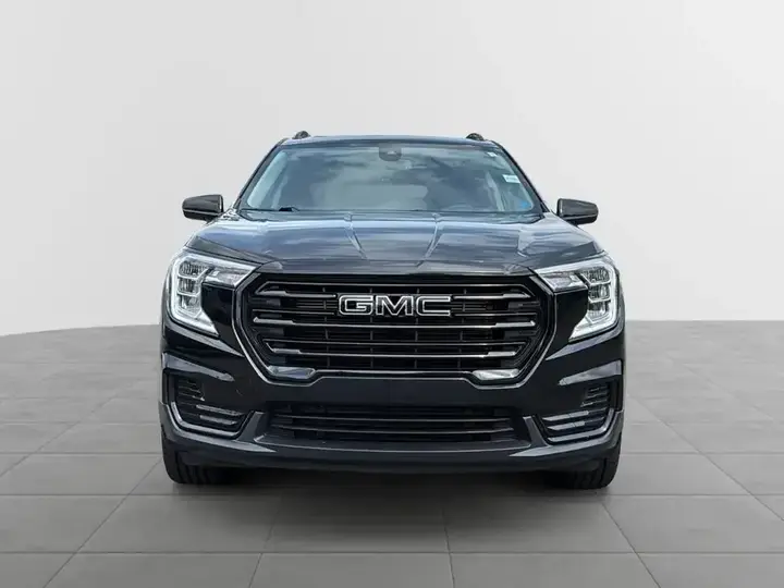 GMC Terrain 2024 photo 2