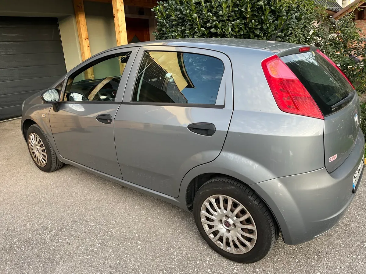 Fiat Grande Punto 2011 photo 2