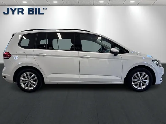 Volkswagen Touran 2017 photo 2
