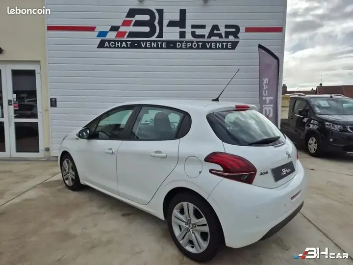 Peugeot 208 2018 photo 3