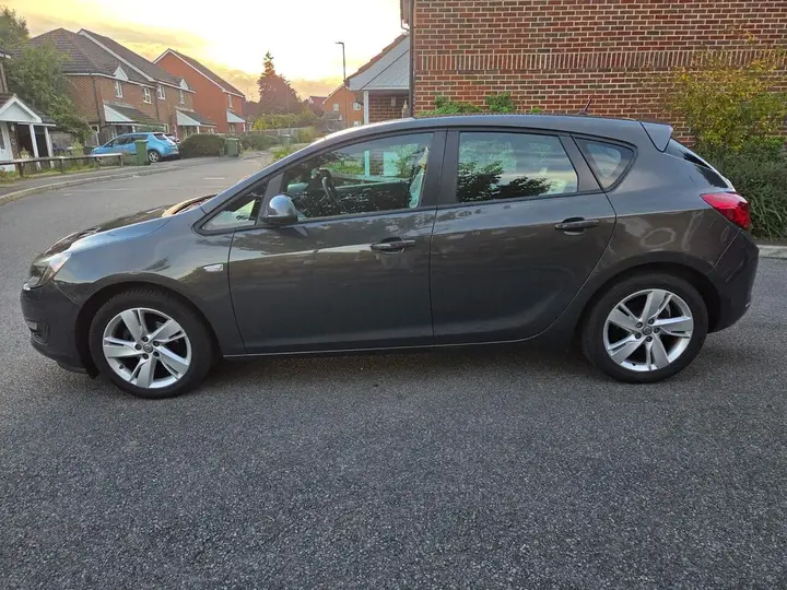 Vauxhall Astra 2014 photo 4