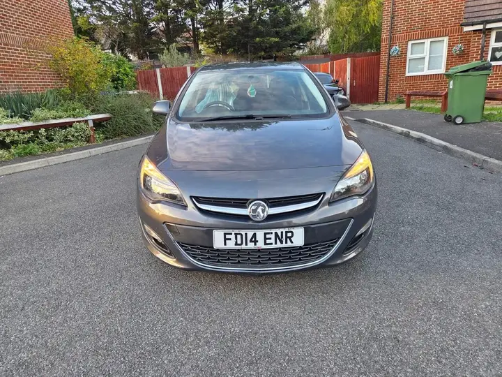 Vauxhall Astra 2014 photo 2