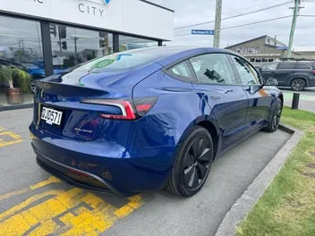 Tesla Model 3 2024 photo 4