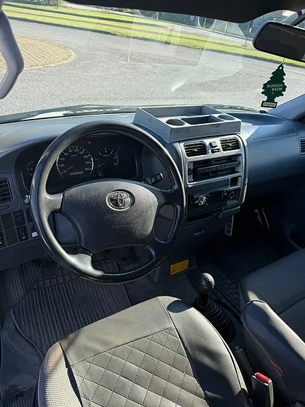 Toyota Hiace 2010 photo 2