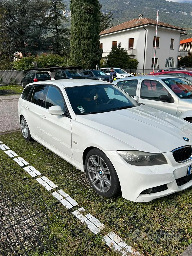 BMW 320 2010 photo 2