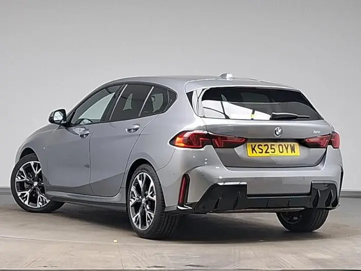 BMW 1 Series 2025 photo 2