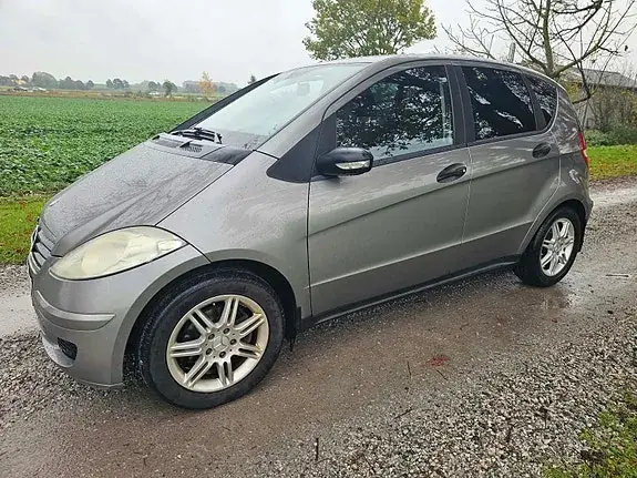 Mercedes-Benz A 180 2009 photo 2