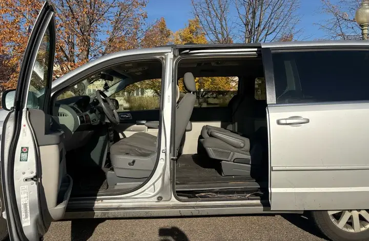 Chrysler Town & Country 2008 photo 3
