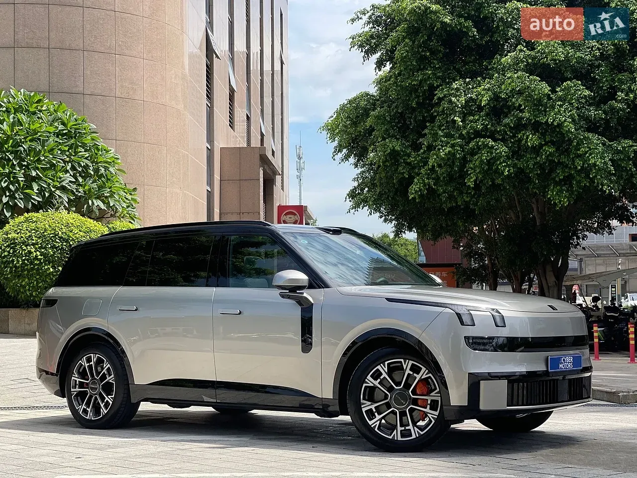 Lynk & Co 900