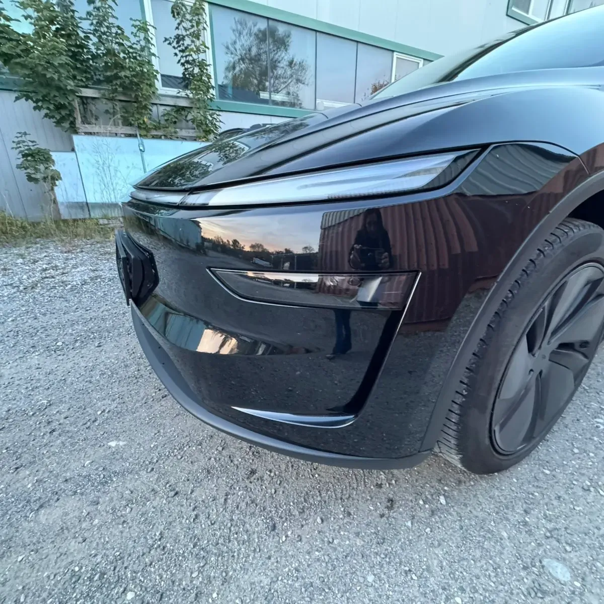 Tesla Model Y 2025 photo 2