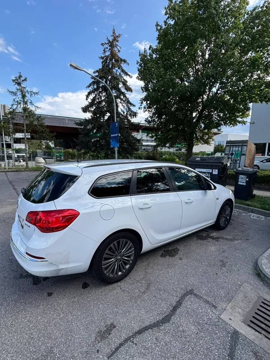 Opel Astra 2014 photo 2