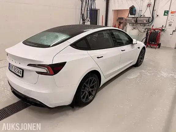 Tesla Model 3 2026 photo 4