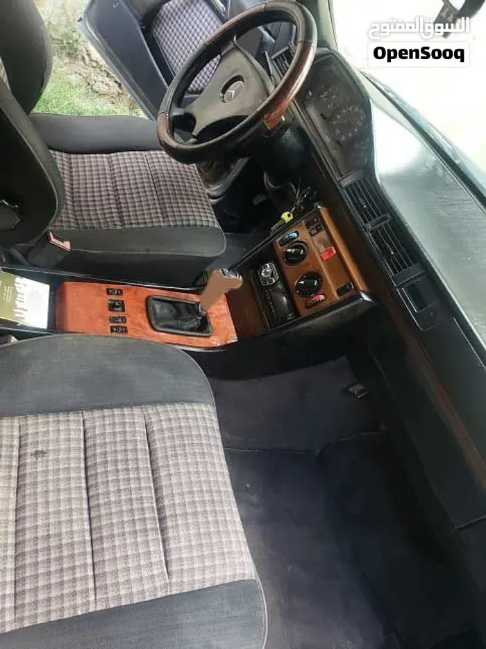 Mercedes-Benz E-Class 1992 photo 4