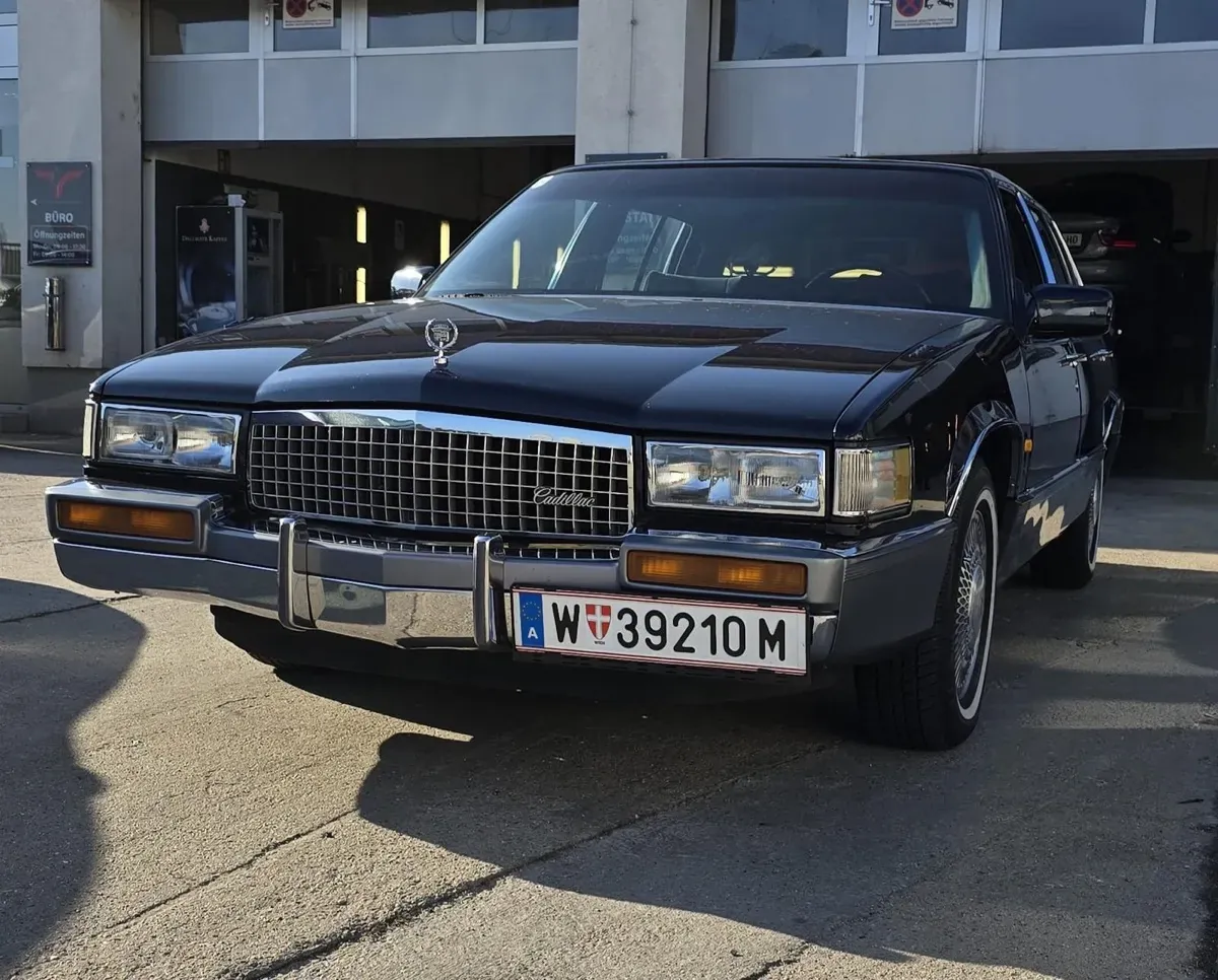 Cadillac Fleetwood 1990 photo 2