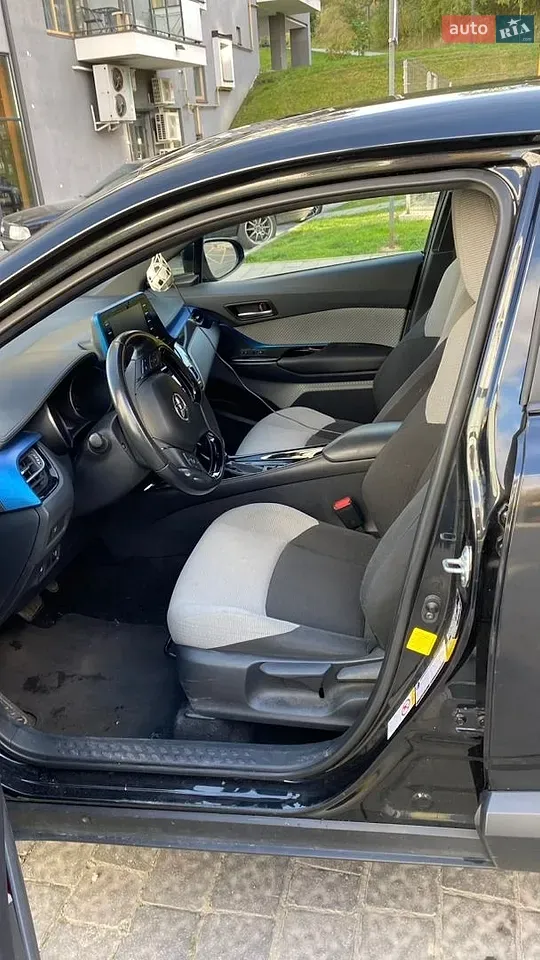 Toyota C-Hr 2018 photo 2