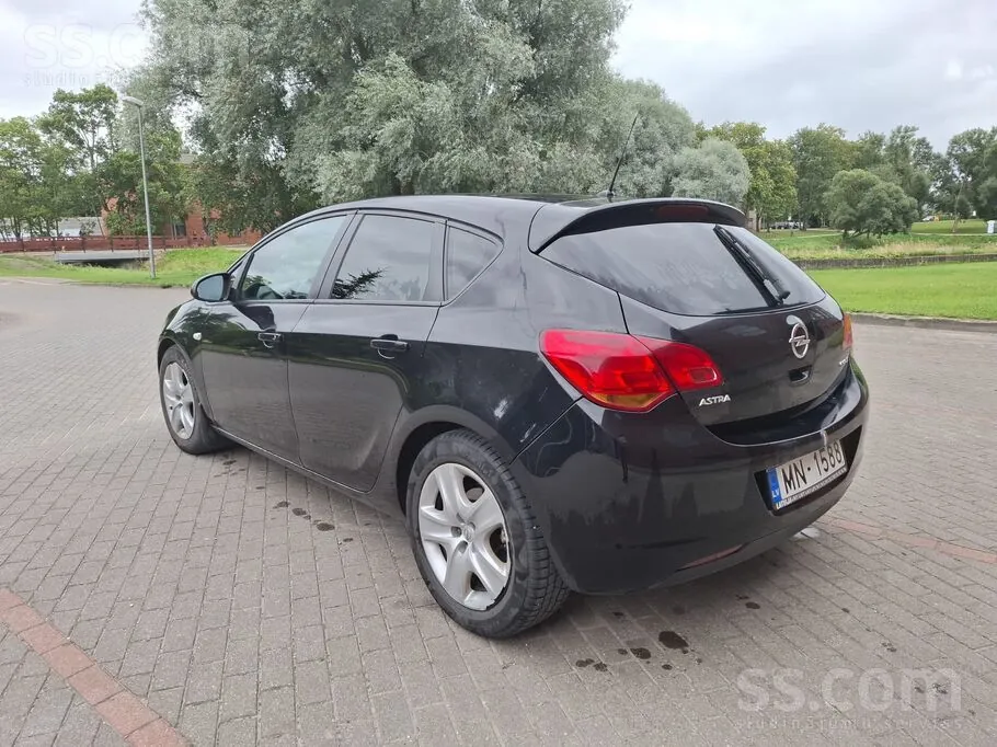 Opel Astra 2011 photo 3