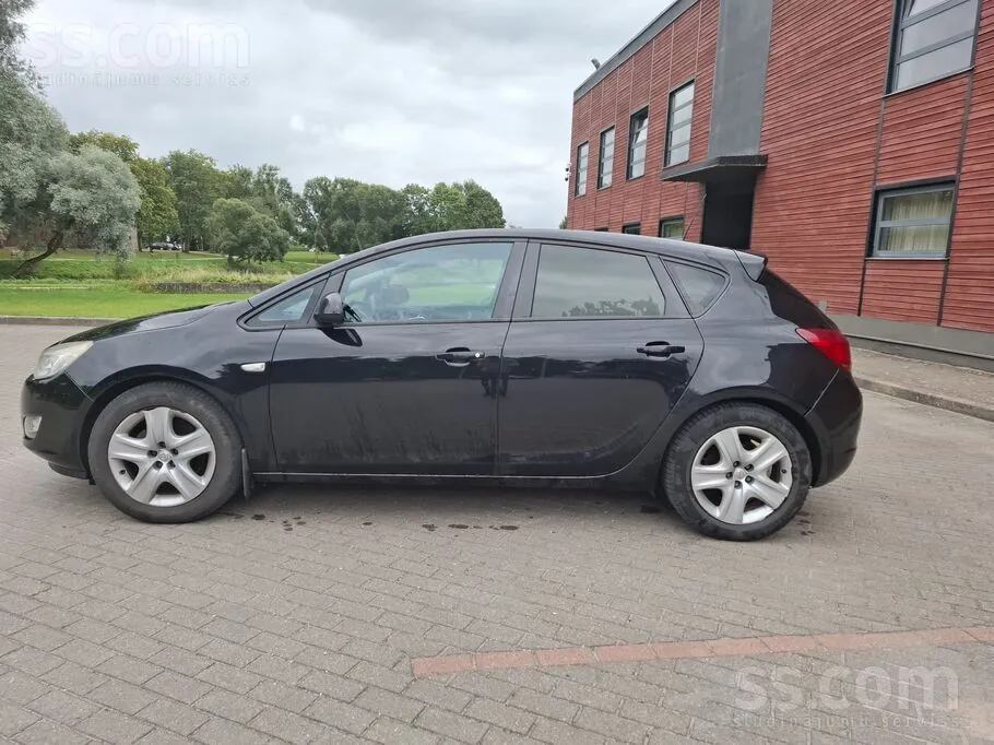 Opel Astra 2011 photo 2