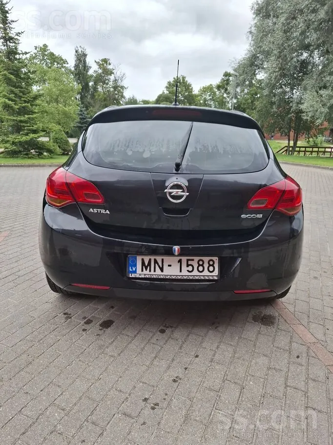 Opel Astra 2011 photo 4
