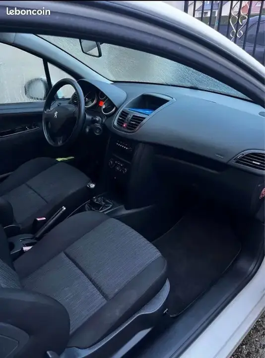 Peugeot 207 2010 photo 3