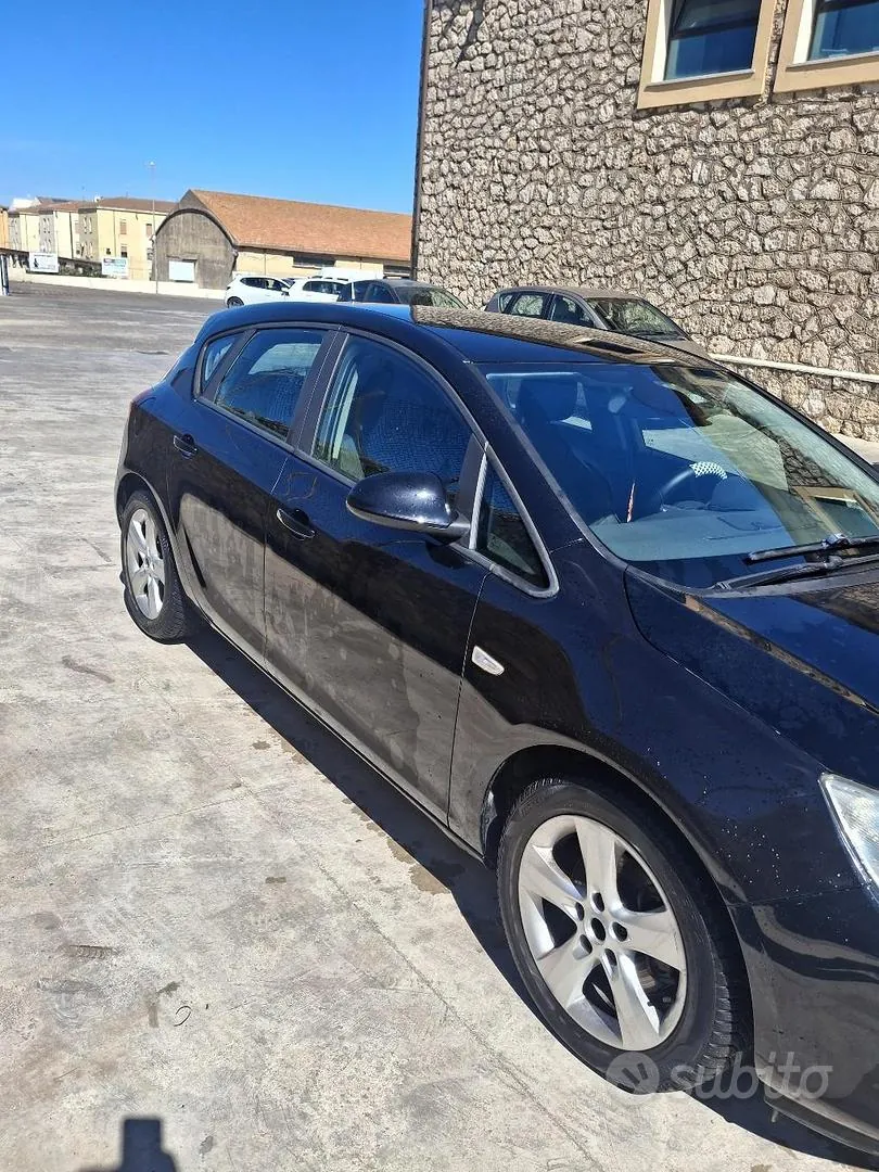 Opel Astra 2010 photo 4