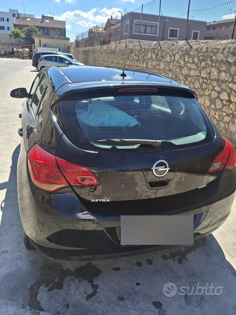 Opel Astra 2010 photo 2