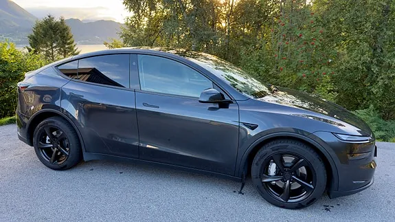 Tesla Model Y 2025 photo 5
