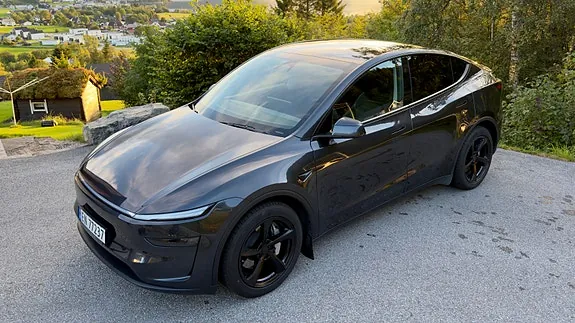 Tesla Model Y 2025 photo 2
