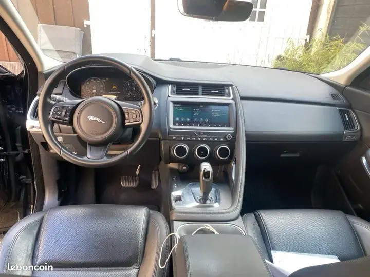 Jaguar E-Pace 2019 photo 2