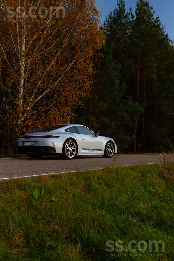 Porsche 911 2025 photo 2