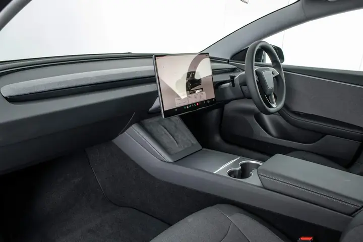Tesla Model 3 2026 photo 2