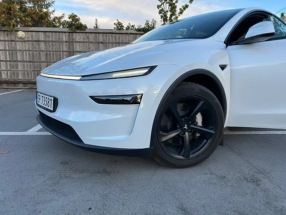 Tesla Model Y 2025 photo 2