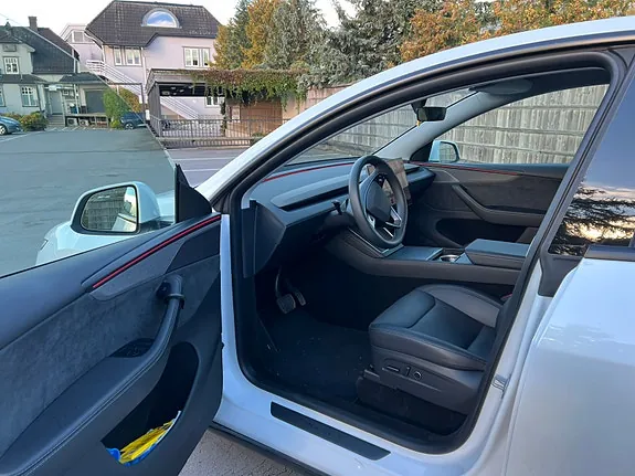 Tesla Model Y 2025 photo 4