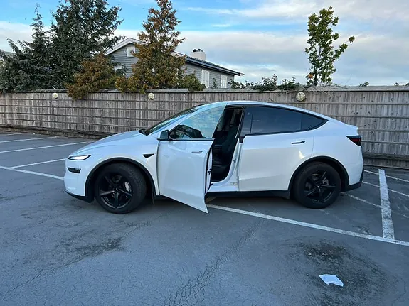 Tesla Model Y 2025 photo 3